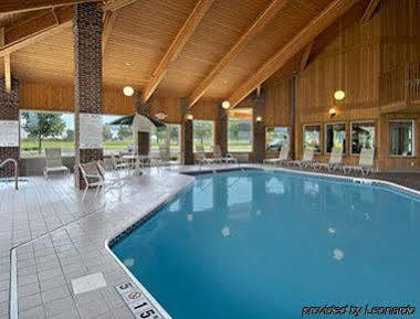 Baymont by Wyndham Columbus/Rickenbacker Hotel Bagian luar foto