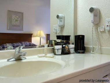 Baymont by Wyndham Columbus/Rickenbacker Hotel Bagian luar foto