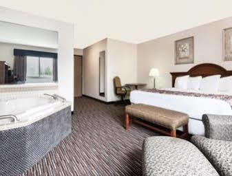 Baymont by Wyndham Columbus/Rickenbacker Hotel Bagian luar foto
